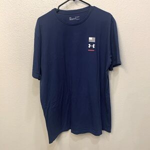 This is a men’s extra large under armor tea